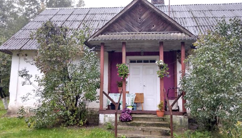Warunki życia w domu sióstr są tragiczne. Dom jest do remontu.