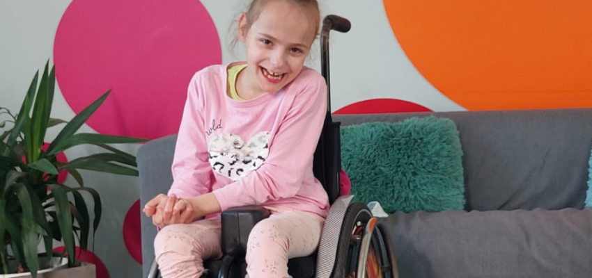 Amelka codziennie walczy z bólem i niepełnosprawnością. Trzeba jej pomóc.