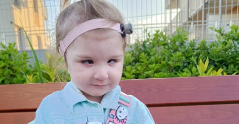 Milanka urodziła się bez uszu. Operacja w USA może przywrócić jej słuch.
