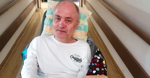 Wypadek spowodował czterokończynowe porażenie. Krzysztof wymaga leczenia i rehabilitacji.
