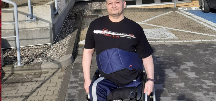 W wyniku choroby Robert stracił lewą nogę. Potrzebuje specjalistycznej rehabilitacji.