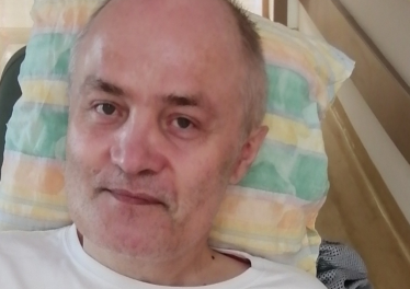 Wypadek spowodował czterokończynowe porażenie. Krzysztof wymaga leczenia i rehabilitacji.