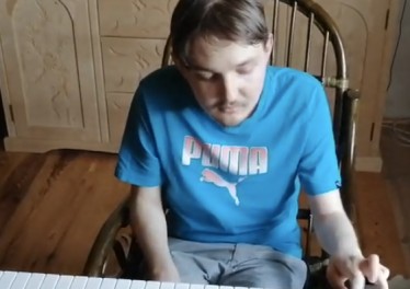 Hallelujah w wykonaniu Konrada